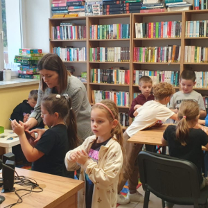 Wizyta w Bibliotece Publicznej klasy 1 - zabawa z aplikacją SMARTY. 