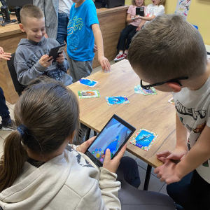 Wizyta w Bibliotece Publicznej klasy 2 - zabawa z aplikacją SMARTY. 