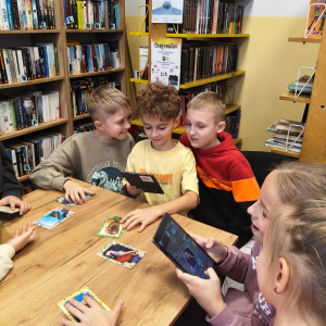 Wizyta w Bibliotece Publicznej klasy 3 - zabawa z aplikacją SMARTY. 