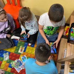 Wizyta w Bibliotece Publicznej klasy 2 - zabawa z aplikacją SMARTY. 