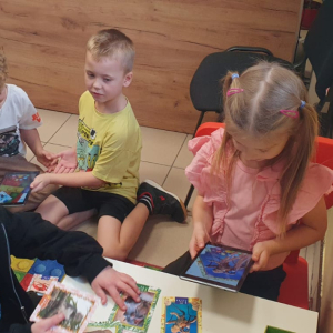 Wizyta w Bibliotece Publicznej klasy 1 - zabawa z aplikacją SMARTY. (3)