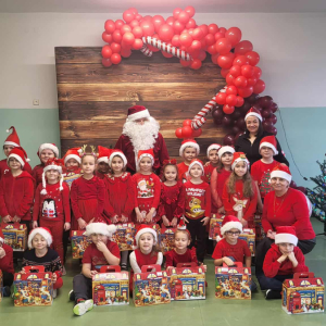 Pamiątkowe zdjęcie z Mikołajem starszaków