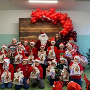 Pamiątkowe zdjęcie z Mikołajem klasy II.