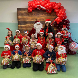 Pamiątkowe zdjęcie z Mikołajem klasy I.