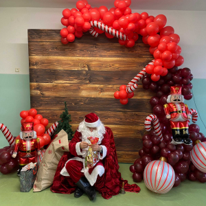 Mikołaj rozdaje prezenty.