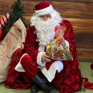 Mikołaj rozdaje prezenty.