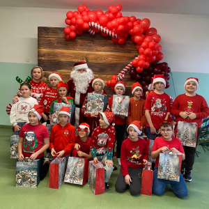 Pamiątkowe zdjęcie z Mikołajem klasy III