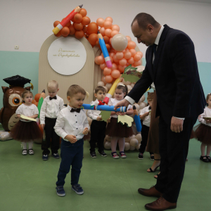 Pasowanie dzieci przez Pana Dyrektora