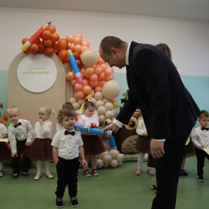 Pasowanie dzieci przez Pana Dyrektora