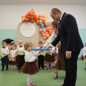 Pasowanie dzieci przez Pana Dyrektora