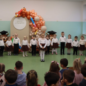 Zapowiedź wystepu przez przedszkolaka ze starszerej grupy