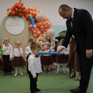 Pasowanie dzieci przez Pana Dyrektora