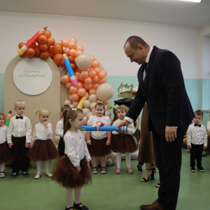 Pasowanie dzieci przez Pana Dyrektora