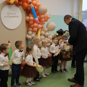 Pan Dyrektor wręcza dzieciom upominki