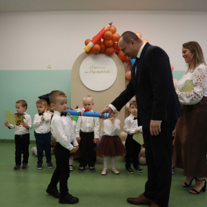 Pasowanie dzieci przez Pana Dyrektora