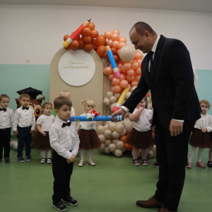 Pasowanie dzieci przez Pana Dyrektora