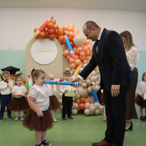 Pasowanie dzieci przez Pana Dyrektora