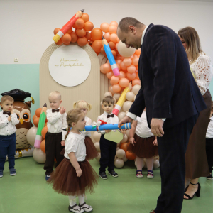 Pasowanie dzieci przez Pana Dyrektora