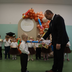 Pasowanie dzieci przez Pana Dyrektora