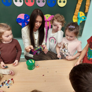 Demonstracja przyszywania guzika