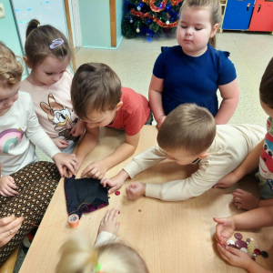 Czy guzik mocno trzyma się materiału...