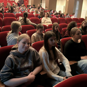 Uczniowie tuż przed spektaklem Kamienie na szaniec