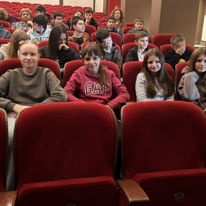 Uczniowie tuż przed spektaklem Kamienie na szaniec