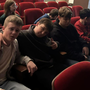 Uczniowie tuż przed spektaklem Kamienie na szaniec