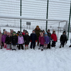 Zabawy starszaków na śniegu.