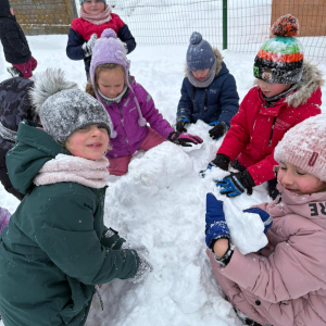 Zabawy starszaków na śniegu.