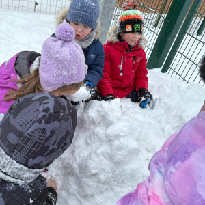 Zabawy starszaków na śniegu.