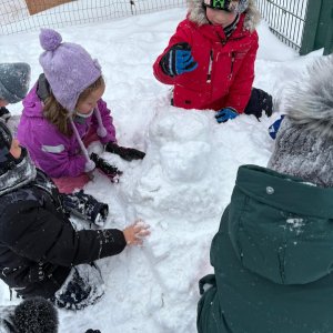 Zabawy starszaków na śniegu.