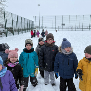Zabawy starszaków na śniegu.