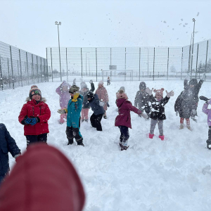 Zabawy starszaków na śniegu.