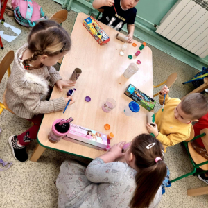 Każdy pracuje nad swoim wagonem