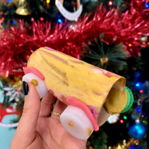 Kolorowy wagonik znajdzie swoje miejsce w pociągu