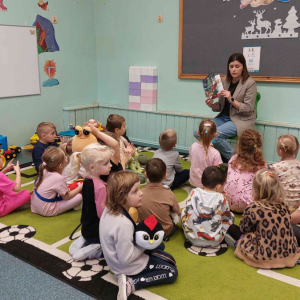 Pani Kasia czyta bajkę w grupie średniej