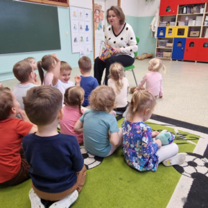Pani Stasia czyta bajkę w grupie młodszej