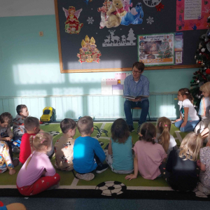 Pani Agnieszka czyta bajkę w grupie średniej