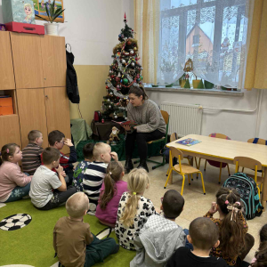 Mama Piotrusia czyta bajkę w grupie starszej