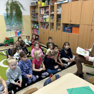 Mama Patrycji czyta bajkę w grupie starszej