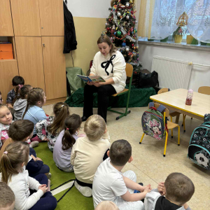 Mama Szymona czyta bajkę w grupie starszej