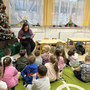 Mama Antka czyta bajkę w grupie starszej