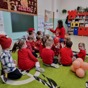 Pani Kasia czyta bajkę w grupie młodszej