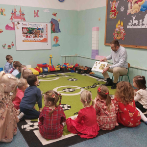 Tato Oli czyta bajkę w grupie średniej