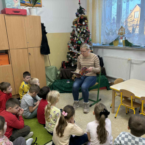 Mama Alana czyta bajkę w grupie starszej