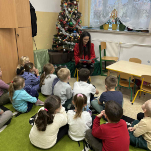 Mama Marcelinki czyta bajkę w grupie starszej