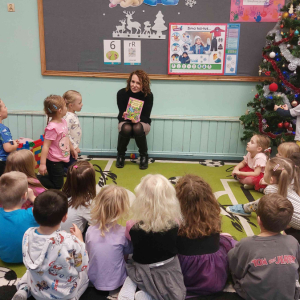 Mama Igi czyta bajkę w grupie średniej