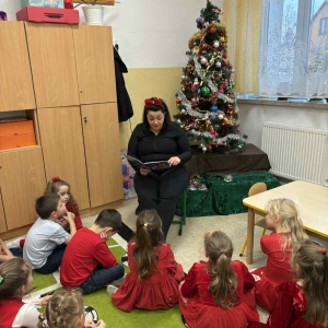 Pani Marta czyta bajkę w grupie starszej