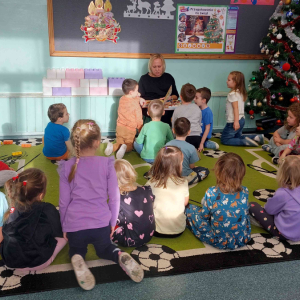 Pani Ania czyta bajkę w grupie średniej